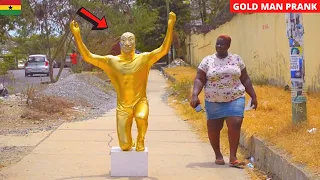 😂😂😂GoldMan Scare Prank. Ladies Scream So Loud!