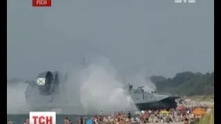 Російських відпочивальників ледь на зачавив десантний корабель