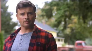 Clark Kent di Smallville! (Tom Welling Cameo)  CRISI SULLE TERRE INFINITE ITA