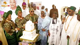 MOMENT OBA ELEGUSHI, OGUN DEPUTY, TOP MONARCHS AND PERSONALITIES CUT CAKE WITH OBA KAZEEM ADESHINA