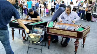 Artistas callejeros rumanos en madrid tocando el cimbalo húngaro
