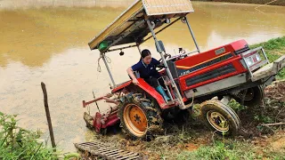 The daily work of a girl driving a tractor@QuangMinhToan