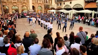 Flash Mob Beyoncè who run the world asd la libellula altromercato