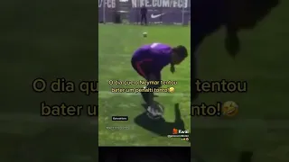 Neymar tentando  bater um pênalti tonto kkkk