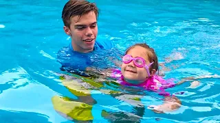 Mia aprendeu a nadar na piscina, nova história para crianças | Nastya Artem Mia
