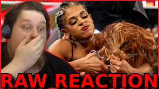 Bianca Belair cuts Becky Lynch’s hair : RAW Reaction 28.Mar.2022