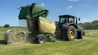 John Deere 8370 R collects bales on a Komprimа Krone baler.