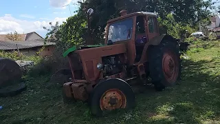 Belarus МТZ traktorok egy elhagyatott ház udvarán + egy Dutra