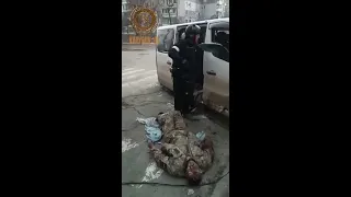 Чеченские солдаты проверяют остался ли кто-то жив после нападения Chechens soldiers checking area