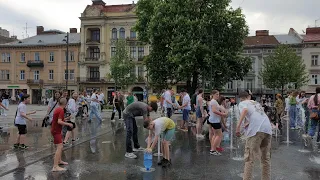 Мокрий понеділок 2024 🤪 | великодні купання в центрі Львова  #львів #львов #розваги