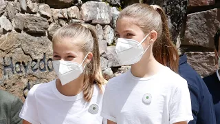 Leonor y Sofía protagonizan, muy conjuntadas, su primer acto sin sus padres