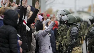 Belarus: Sicherheitskräfte zielen mit Waffen auf Demonstranten