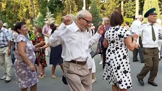 В КИЄВІ ГАРНІ МОЛОДИЦІ!🕺💃🌷/ВЕСЁЛЫЕ ТАНЦЫ В ПАРКЕ ГОРЬКОГО ХАРЬКОВ АВГУСТ 2021