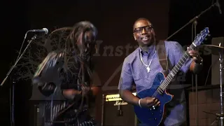 Cette dynamique de collaboration entre Koko Dembelé et vieux Farka Touré pour préserver la culture.