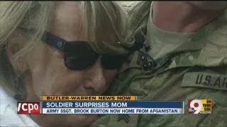 Soldier surprises his mom