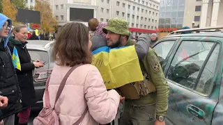 Hugs for Ukrainian soldiers in Kherson after Russia's retreat from city | AFP