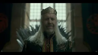 Деймон прибывает во дворец с топором и короной на голове (Дом Дракона)