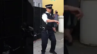 Танцующий полицейский / Dancing Police Officer #shorts