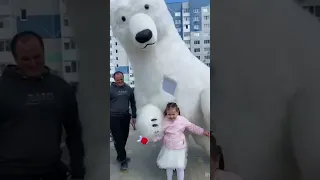 Белый мишка поздравил девочку с днем рождения