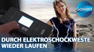 Weste statt Rollstuhl -  Mithilfe einer Elektroschockweste das Gehen erlernen | Galileo | ProSieben