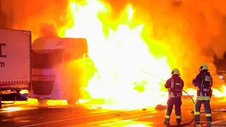 [SPEKTAKULÄRER LKW-BRAND IN NEUSS] - Sattelzug im Vollbrand | Flammen & starke Rauchentwicklung -