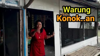 Cara unik cari pelanggan Warung wanita tua di jalan sepi dekat sawah pedesaan.