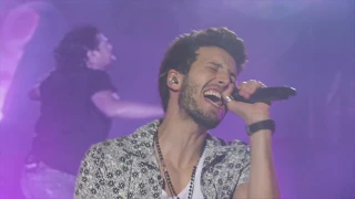 CARLOS VIVES Y SEBASTIAN YATRA ROBARTE UN BESO EN LAS PALMAS