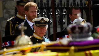 Funeral de Isabel II: milhares nas ruas para se despedirem da rainha com flores e aplausos