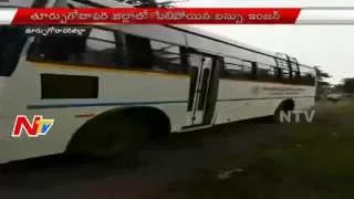 Bus Engine Explosion in East Godavari | Mechanic Spot Ends Life | NTV