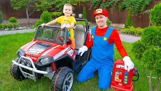 آرثر يلعب و يركب لعبة سيارة جديدة للأطفال