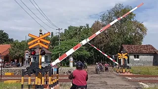 RAILROAD CROSSING - Kereta Api Barang Semen Melintas Di Perlintasan JPL 281 Kalisalak