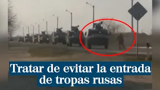 Se juega la vida para evitar la entrada de las tropas rusas a su ciudad en Ucrania