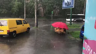 Ураган в Киеве. Палатку сносит ветром. Смотреть всем! 25.07.2018