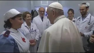 Papa Francesco visita a sorpresa il presidio sanitario in piazza San Pietro