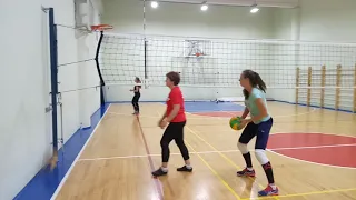 Волейбол, упражнение для начинающих - нижняя передача у стены