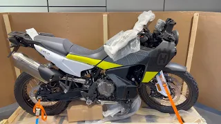 Unboxing Husqvarna 2023 NORDEN 901 by Fanmoto