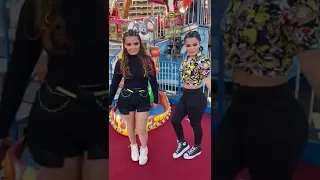 Maiara e Maraisa em desfile abusado no parque da live na maior felicidade e bricadeira.