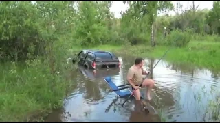 Пьяные рыбаки застряли на джипе.