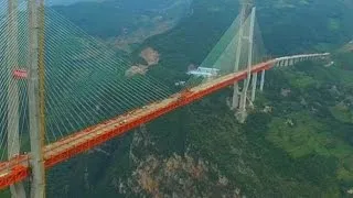 Chine : assemblage du pont suspendu le plus haut du monde