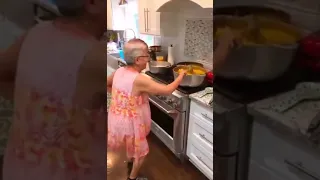 Посмотрите! Как Веселая бабушка танцует
