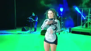 Наташа Королёва заигрывает с оператором на своем концерте