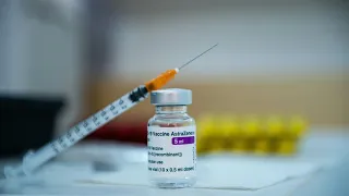 Deutschland stoppt vorsorglich Impfungen mit Astrazeneca | AFP
