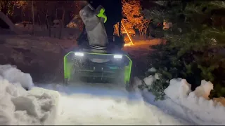 Илья Васецкий, ландшафтный дизайнер, тестирует снегоуборщик аккумуляторный Greenworks GD82ST