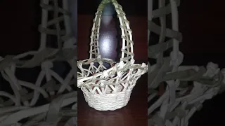 ажурная корзина плетенная из бумажных трубочек. Basket with newspaper