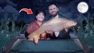 Mama merge la pescuit pe noapte pentru prima data! 😮 *Reactia ei la Crapi*