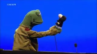 Froschn Falkenhorst als Puppenspieler