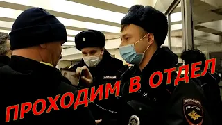 Менты пытались оштрафовать за маску но сбежали. Собянинские журналисты проходят в метро бесплатно.