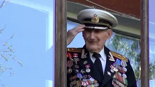 Оркестр ГУ МЧС России по Омской области поздравляет ветерана с Днем Победы