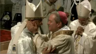 Ordinazione Don Mimmo vescovo:3 vestizione e abbracci
