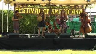 SHOOK TWINS: "What We Do" Live at Festival of Americana